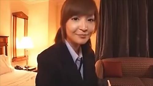 ネットで知り合った男性のペニスを唇と舌で愛撫する。