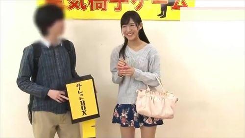 彼女は空の椅子で、彼に欲情をむき出し、他人棒で性的に責められ、中出しされた