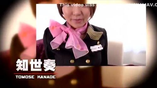ショートヘアの女の子がエロティックな笑顔で、黒のストッキングを破り、身体をくねらせて挿入。