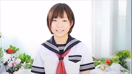 美しい若い女性がエロティックな指導でぎこちないオーラル。