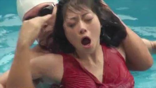 熟女が男達に追われ、プールに飛び込むと、すぐに捕まり、水中で性行為に巻き込まれた