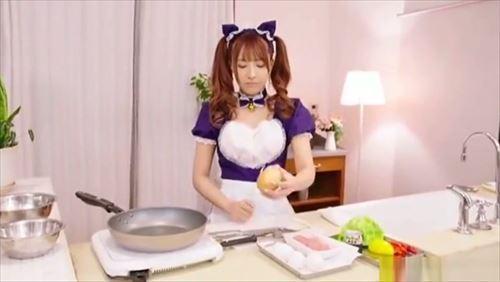 美形な西洋お姉さん、キッチンで脱ぎ捨てた全裸。