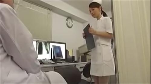 目撃したナースが染みを作ったのがバレて、濡れてるか確認させろドクターの自慰。