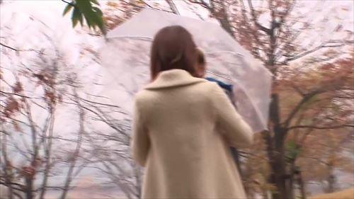 淫靡な女性、外で性欲を満たす