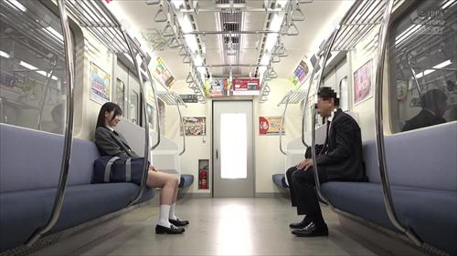 女性の下着をずらす、久留木玲の列車内で学生服のスカートをめくる。
