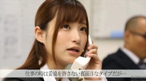 美麗な脚と真っ白なパンティが真相を明かしてくれます。