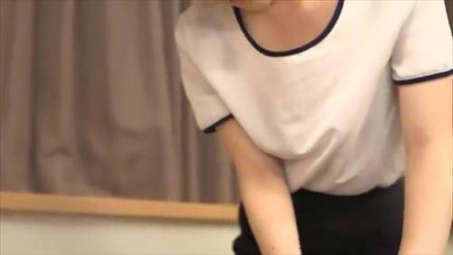 美乳の持ち主、マッサージ師の胸元をチラ見したら、興奮してしまい、すぐに肉体関係を持ちました。
