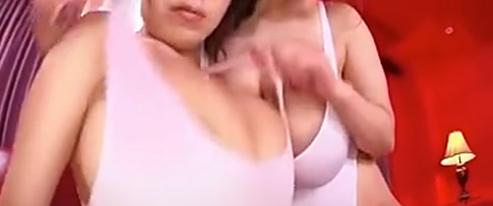タンクトップ姿の胸の大きいお姉さんが興奮し、ちんぽをくわえる。