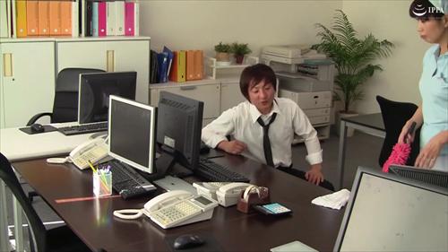 清掃スタッフに古い女性が執拗に迫り劣情的奉仕からペニスを突く。