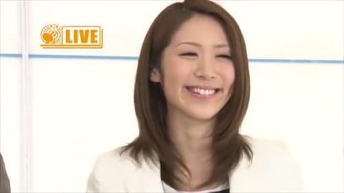 テレビ中、性的に露骨な行動をし、下半身を激しく動かしている