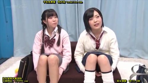 若い女性たち、天に舞い上がり、男優の手腕により変身。