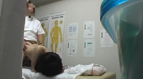 色っぽい女性が官能的なマッサージで悶える、盗撮。