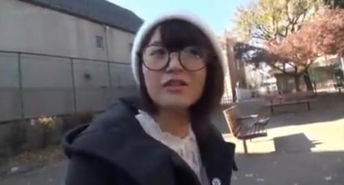 女が服を脱ぎ、ロリ顔巨乳娘が男に挿入される