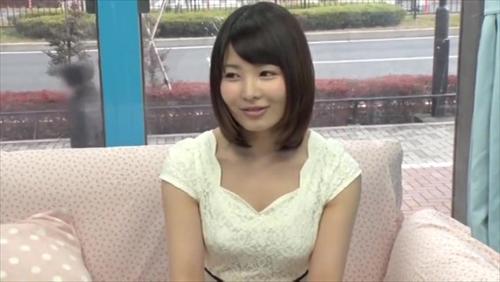 既婚女性が巨乳で清楚な容姿で処女を喪失する。