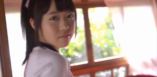 かわいらしくて愛らしい女の子が体操服を着る。