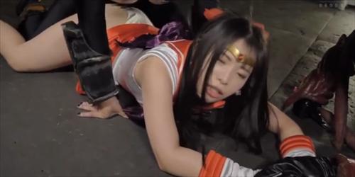 こもり、鈴音杏夏の赤い戦闘者が溶けた。