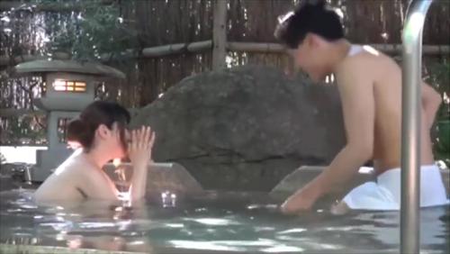 魅惑的な巨乳オペレーターが混浴で勃起したペニスを元気づける。