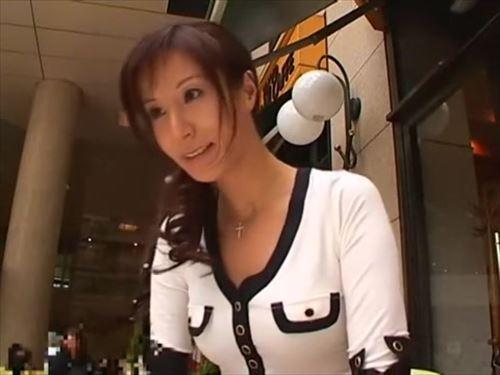大人の女性は性欲に身を委ね、ホテルで男に舌を絡め、激しいフェラチオを要求した