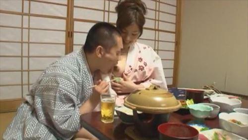 若い妻の性器が激しい動きで突き動かされる