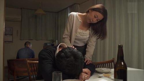 夫がいない家、高収入の美貌の妻は、家賃の滞納を責められ、男に抱きしめられて欲望に身を委ねる.