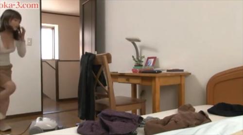 彼の急速な淫らな身体を持つ未亡人は、非合法な交尾に完全に夢中になる。