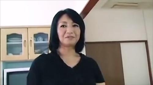 中年女性の肉体に指を差し込み挿入。