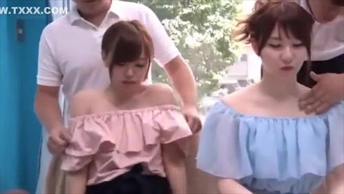 オフショルダーの美女の敏感な乳首をこねるマッサージ師