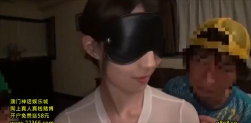 大きな胸を持つお母さんがたくさん攻撃を受けます。