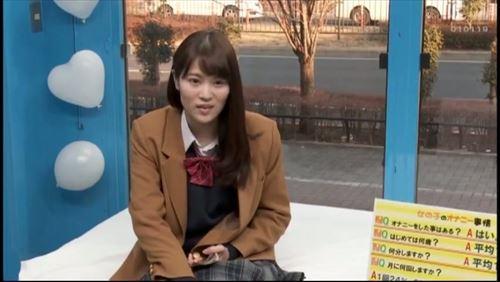 美しい少女が制服を着て、話題をそらしながら、下品な快楽を味わう