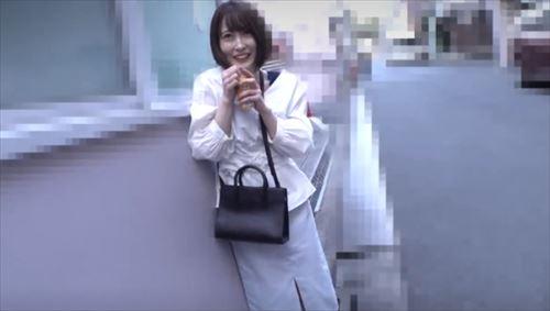遠隔操作で街を歩く新参者に、新参者の女性が体を揺らしながら声をかける。
