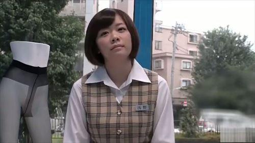 黒のショーツを下ろして、彼女の表情を見た。