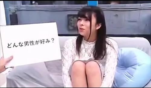 エッチなお姉さんの衣装セックス、クリーンな美しい女性が質問中に大きな男性器を即座に挿入、多量のスプラッシュでおしっこを漏らす。