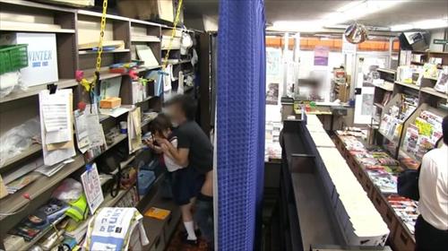 服を着た大きなおっぱいの美しい若い女性が書店で急に後ろから生の男性器を挿入される。