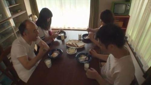 母親は隣でいつものように別のことをし、二人の間にはいやらしい欲望が満ちていた