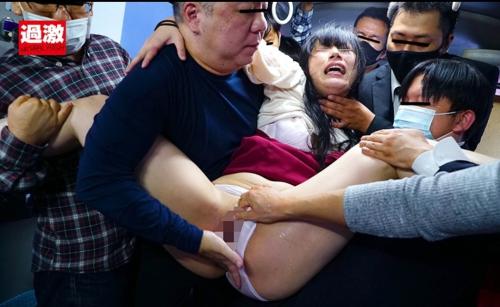 2穴中出し集団痴漢レイプバス！間違って乗ってきた美女の二穴処女をレイプで奪う！#エロおかず