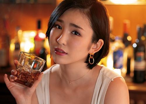 癒しを求める中年たちの憩いのオアシス！美人で有名なスナックママと股間と妄想を膨らますｗ