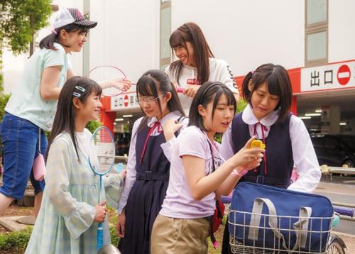 両親が共働きの鍵っ子たちを呼んで未成熟なカラダを男たちが欲望のままに中出し性交！