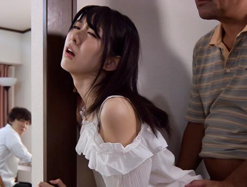 幼馴染みと家族ぐるみで仲が良過ぎるのも問題ｗいつの間にか親父と幼馴染がセフレ関係！