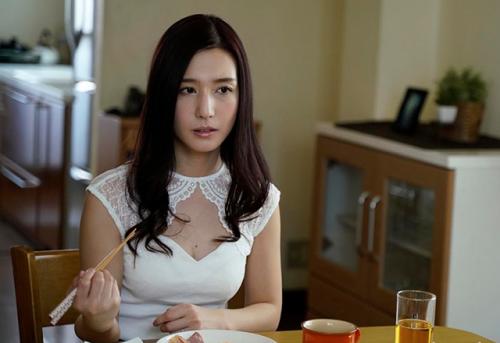 義理の息子の朝勃チ〇ポを思わず咥える淫乱義母！