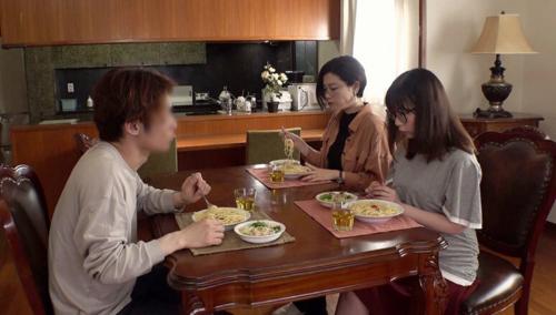 牛乳瓶みたいなメガネをかけた女の子はメガネを取ると超絶美人だったからそのまま何も見えない状態でハメてやったｗ