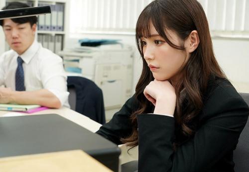 同じ会社の上司だけど年下の美人な同僚と同じ出張でまさかの相部屋！ちんぽは我慢の限界ｗ
