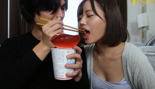 兄貴の彼女が家に遊びに来たら警戒心が無さ過ぎてチンポはフル勃起ｗ
