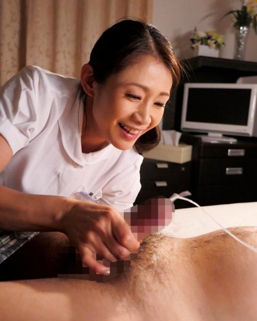 優しく僕の乳首を常に責めまくる！勃起させて笑顔を見せる美人妻ナース… 友田真希#エロおかず