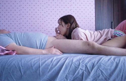 ザーメン大好きな美人痴女はチンポを見るなりバキュームおしゃぶりでヌキまくる！ｗ