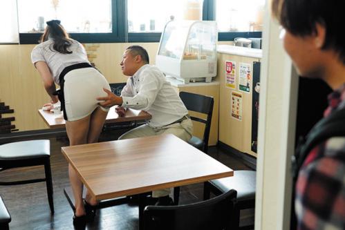 バイト先でいつもミニスカートを履いてるエロエロお姉さんは変態店長の職権乱用でいつもセクハラされてるｗ