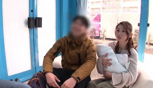 新婚で赤ちゃん産んだばっかりの人妻をマジックミラー号の中で巨チンを生挿入！ｗ