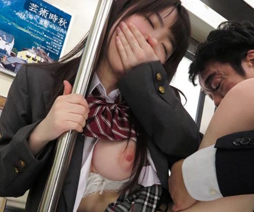 通学中のかわいい制服ＪＫは痴漢おじさん達の餌食に！ｗ
