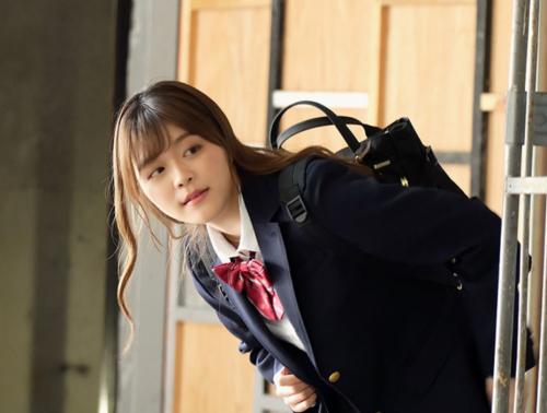 廃墟を一人で歩いている制服姿の美少女とベットも無い場所でひたすらセックス！