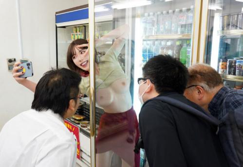 美人エロインフルエンサーがコンビニでおっぱい丸出しにしてリスナーと生ハメ3Pライブ！