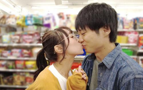 新しく出来た彼女がエッチ大好きでコンビニで買い物してる時でもチューしてチンコ触ってくるｗ
